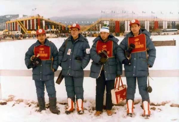 1980年普莱西德湖冬奥会中央电视台报道组合影：（从左至右）李凯、陈谷华、王兴华、冯一平