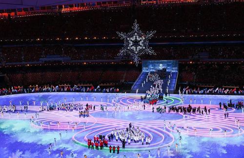 2月20日晚，北京第二十四届冬季奥林匹克运动会闭幕式在国家体育场举行。这是代表团旗帜和运动员入场环节。新华社记者王婧嫱摄