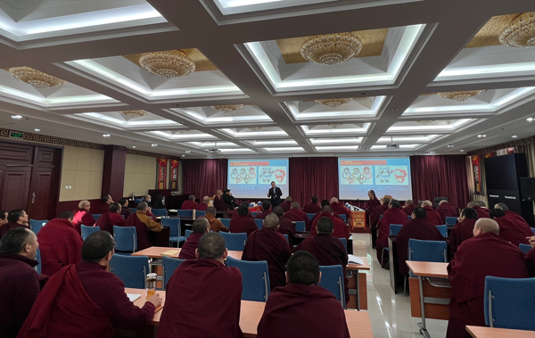 中国藏语系高级佛学院以理解“两个确立”的决定性意义为主题进行交流学习