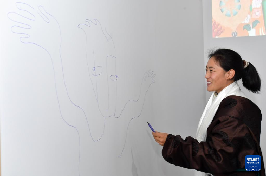 独臂藏族女青年追逐绘画梦