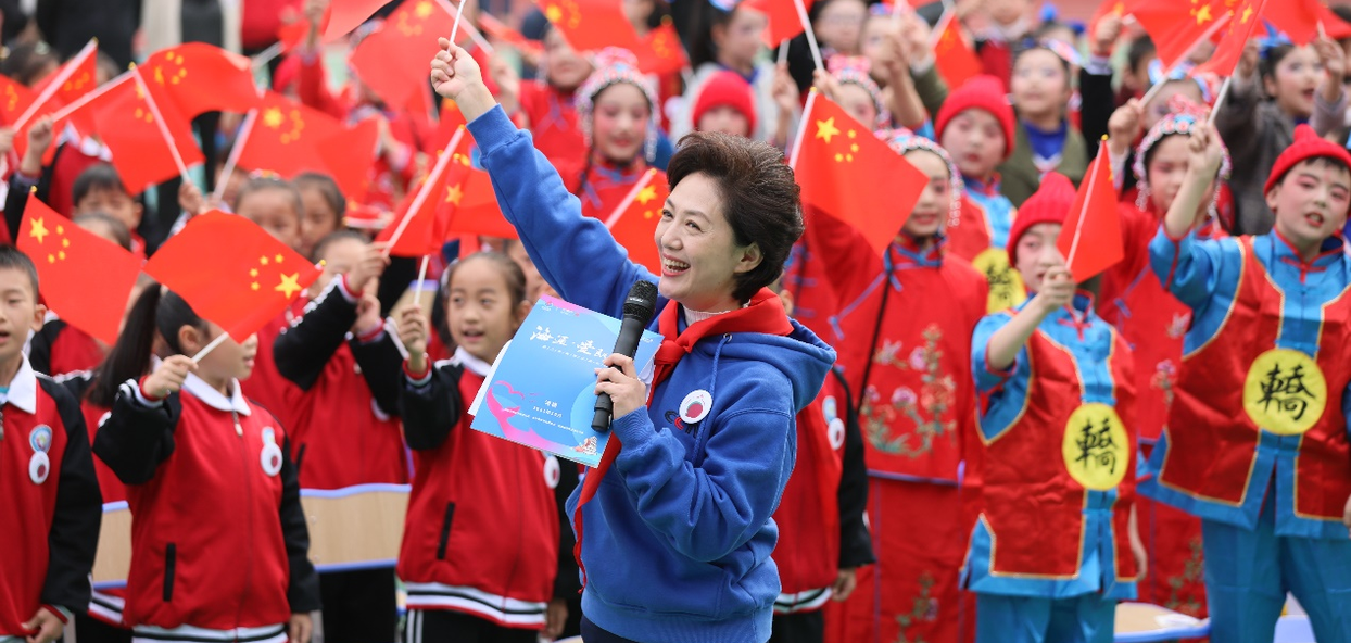 全国政协委员海霞在河南巩义带领学生们 挥舞国旗齐唱《我和我的祖国》