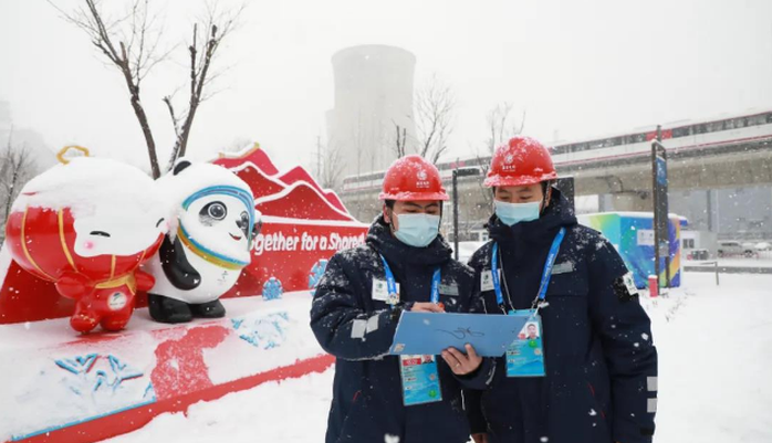 北京冬奥组委电力保障团队雪天巡视