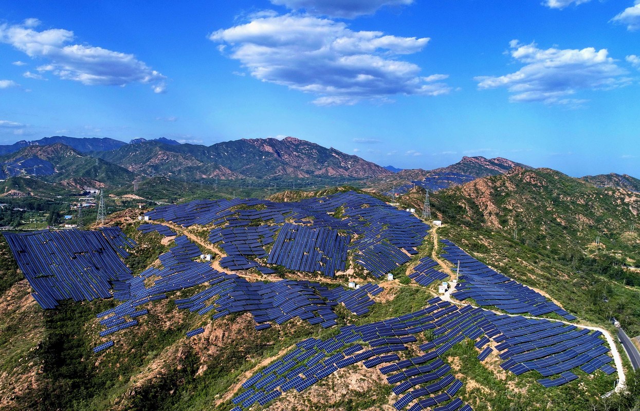 河北省平山县岗南镇李家庄村附近荒山上的光伏发电站（2019年8月28日摄，无人机照片）。