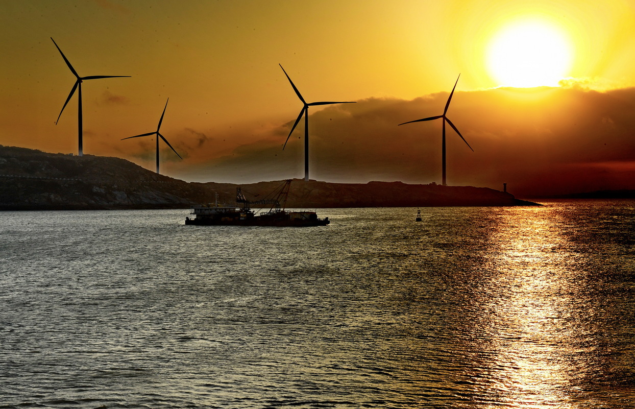 在福建南日岛海域拍摄的风力发电场（2019年2月22日摄）。