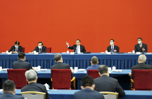 3月6日，中共中央政治局常委、国务院总理李克强看望出席全国政协十三届五次会议的经济界委员并参加讨论。