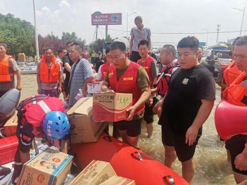 梁浩（中）在参与水灾救援工作