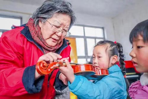 教学用的小提琴是邓小岚的孙女用过的。支教使用的乐器，不少是她从家里带来或自费购买，还有一些来自社会各界的捐赠。