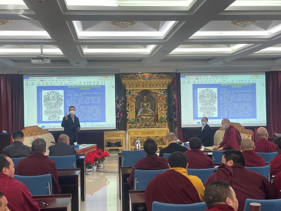 嘉木扬·凯朝与中国藏语系高级佛学院师生座谈交流