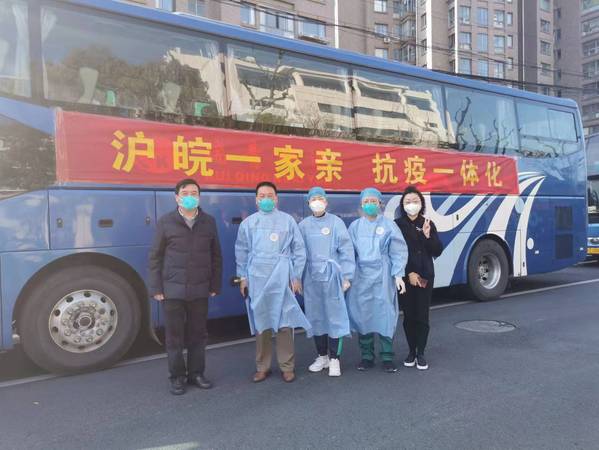 4月4日,邵东华（左二）带领院感专家组在徐汇区所属街道采样巡回点