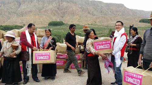 2014年5月29日，胡任重等农工党员代表“爱心衣库”前往青海海东市循化县发放爱心衣服。_爱奇艺