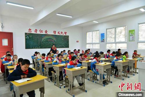 张汉龙在大方县捐建的第一所学校陇公同心小学2019年3月投入使用 受访者供图