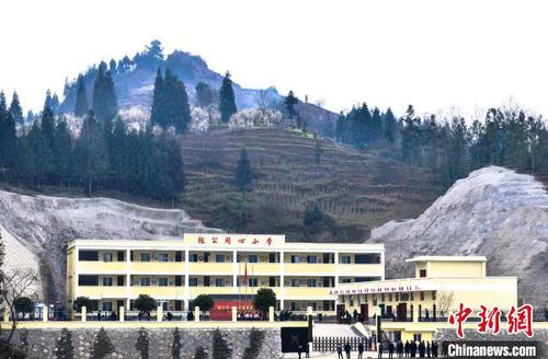 张汉龙在大方县捐建的第一所学校陇公同心小学2019年3月投入使用　受访者供图