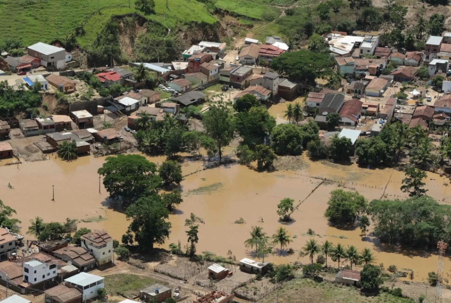 巴西华侨华人社团和中资企业捐助巴西暴雨灾区