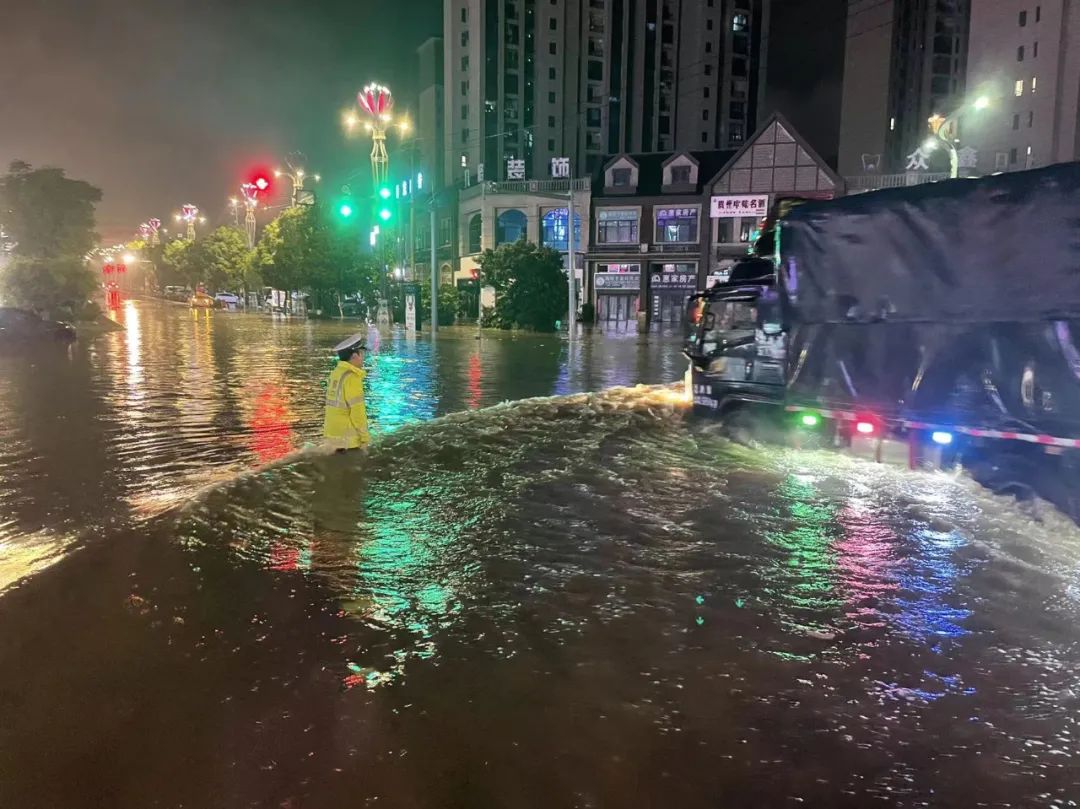 惠水遭遇特大暴雨袭击 公安民警连夜营救被困群众