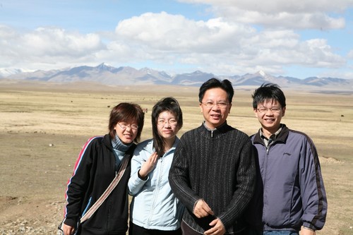全国政协委员刘昕带研究生在青藏高原考察