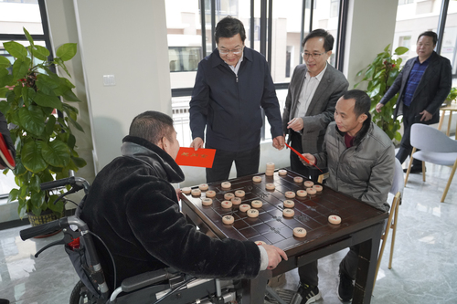 图：北海市委书记蔡锦军到北海市残疾人托养服务中心看望慰问在托残疾人
