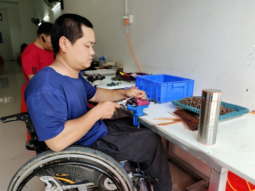 图：隆安县易地扶贫安置点震东社区残疾人在扶贫车间工作