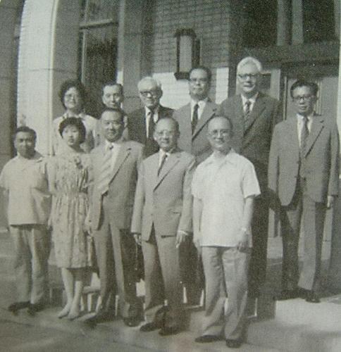 参加中英香港回归谈判的中国代表团部分成员在钓鱼台国宾馆留影（后排左四为周南）