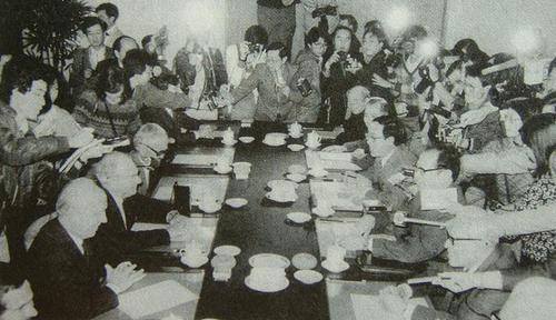 1984年，周南首次以中方代表团团长身份出席关于中英香港回归会谈的场景