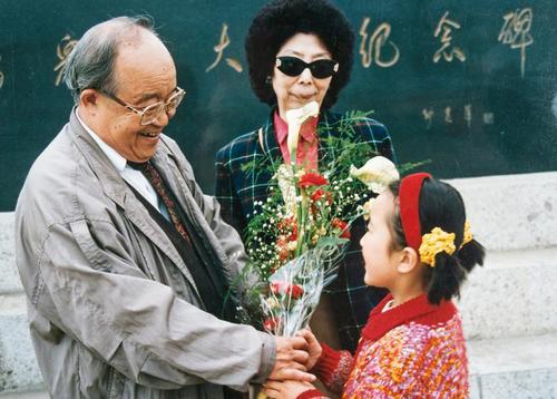 乔羽和夫人佟琦在台儿庄大战纪念馆接受少先队员献花
