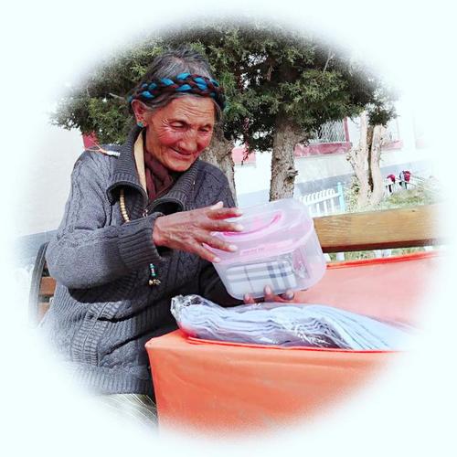 西藏自治区日喀则市定日县受助老阿妈收到“母亲邮包”