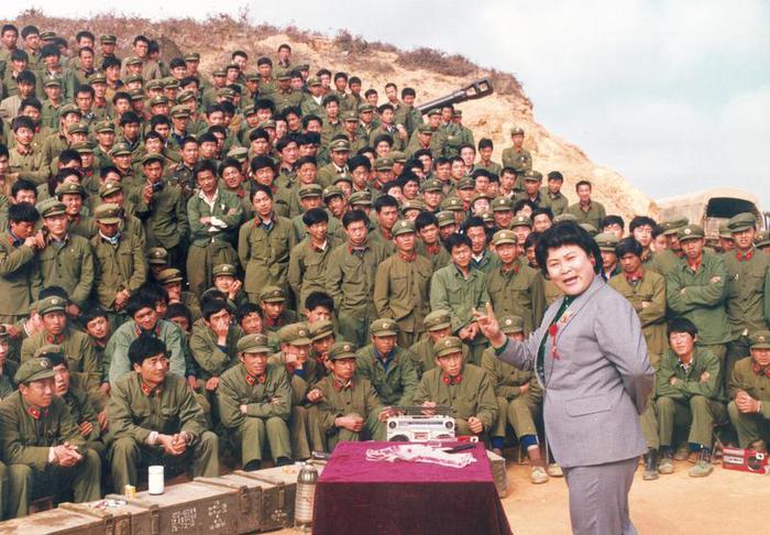 1986年刘兰芳在老山前线为解放军战士演出。