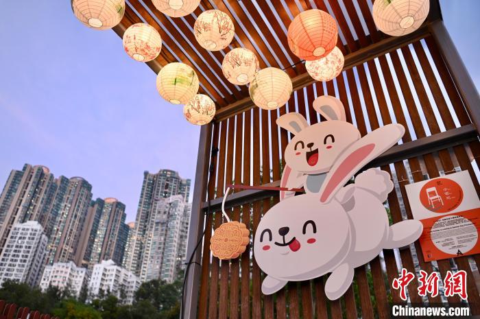 中秋节将至 香港西环海滨挂满灯笼气氛浓