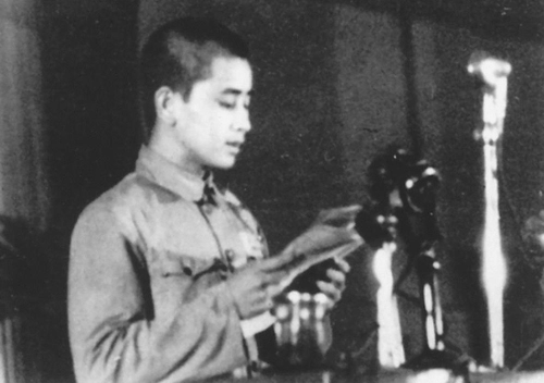 ▲ 1949年9月27日，台盟政协代表田富达在中国人民政治协商会议第一届全体会议上发言。