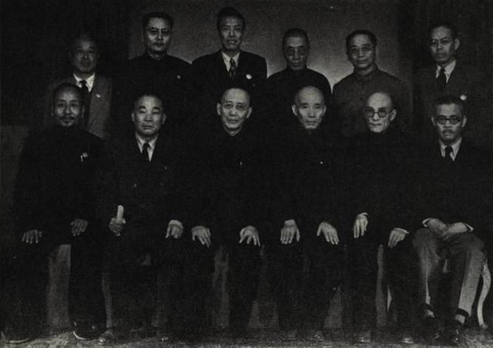 ▶参加政协第一届全体会议的无党派民主人士：左三为郭沫若，左五为李达。
