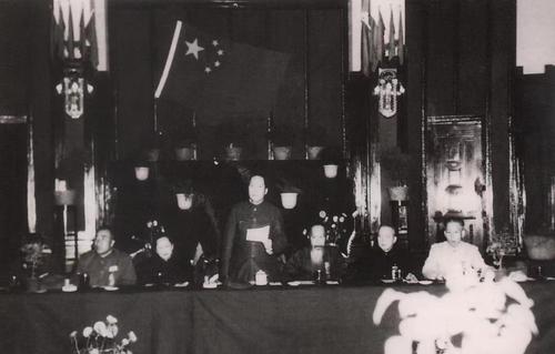 ▲ 1949年10月1日下午，毛泽东主席就职时，中南海勤政殿会场主席台悬挂的国旗。这是第二面国旗，由赵文瑞缝制。