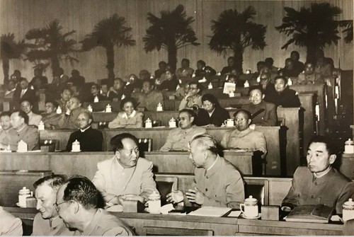 上图为毛泽东、刘少奇、周恩来在主席台上，下图为大会会场。