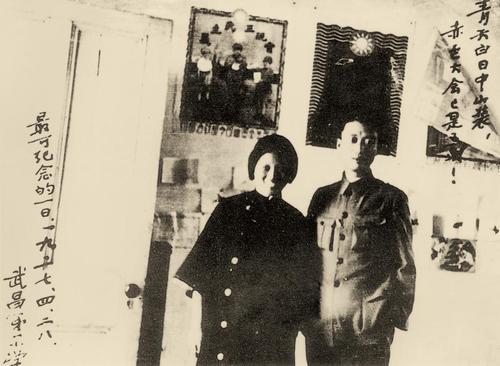 1927年4月28日中共五大召开第二天，瞿秋白和杨之华摄于五大会场武昌第一小学。