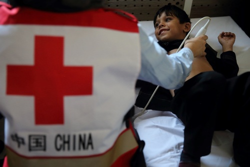 2017年8月，中国红十字援外医疗队在阿富汗喀布尔为阿富汗先心病患儿进行筛查。