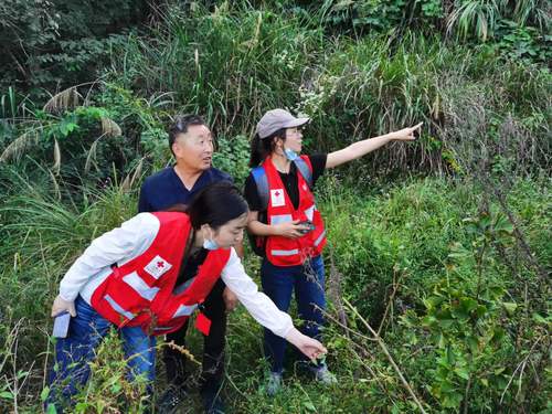 2021年9月，中国红十字基金会党支部组织党员干部深入湖北英山农户家中和援建项目点开展定点帮扶调研。