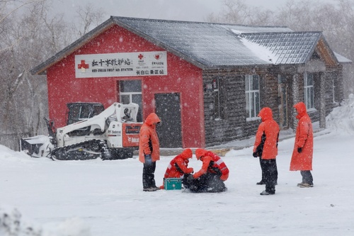 2020年1月，吉林长白山景区红十字救护站的红十字志愿服务队在冰雪环境下进行应急救援和应急救护演练