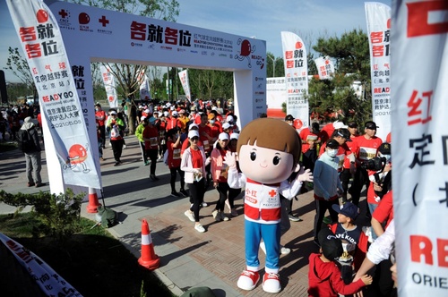 “红气球”挑战赛是中国红十字基金会打造的国内首个以应急救护为主题的团队式定向徒步运动公益赛事，于2021年5月8日在北京首次举行。