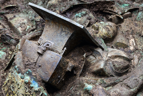 三星堆遗址考古发掘现场3号“祭祀坑”内的青铜器 新华社发