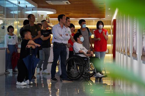 今年6月，“同人i就业”电子商务培训班学员参观残疾人事业展示厅。