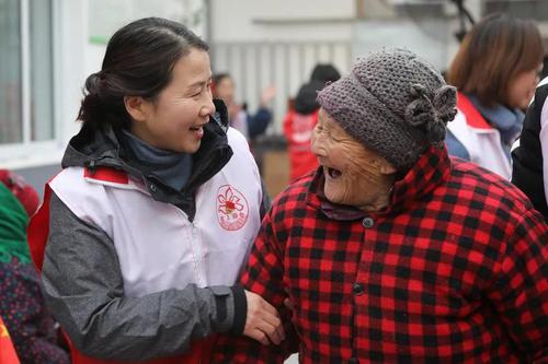 邓红在志愿服务中陪伴老人话家常 受访者供图
