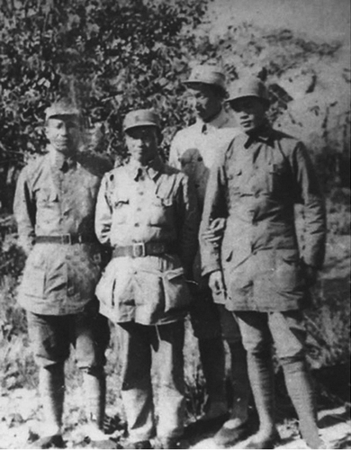 ▶洪学智(左三)和战友在一起