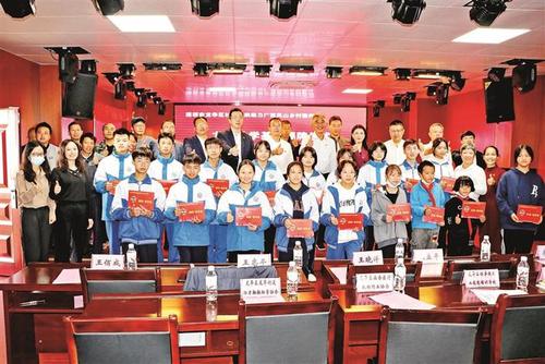 龙华区民政局在凤山县高级中学揭牌成立广西龙凤助学基地。
