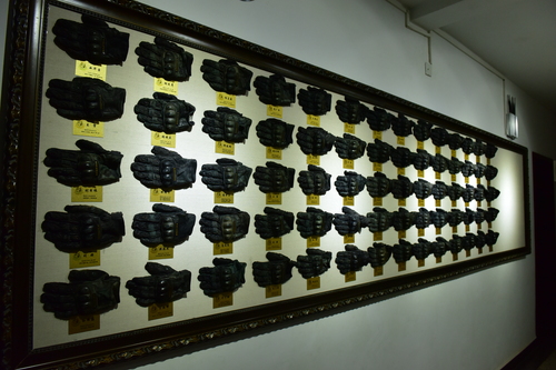 手套墙，记录了官兵的奋斗历程。石玉涛摄