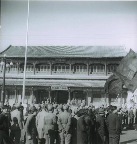1950年2月18日，中央人民政府牌匾悬挂在新华门。