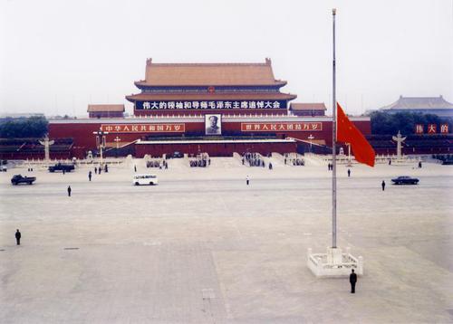 1976年毛主席逝世，天安门广场降半旗