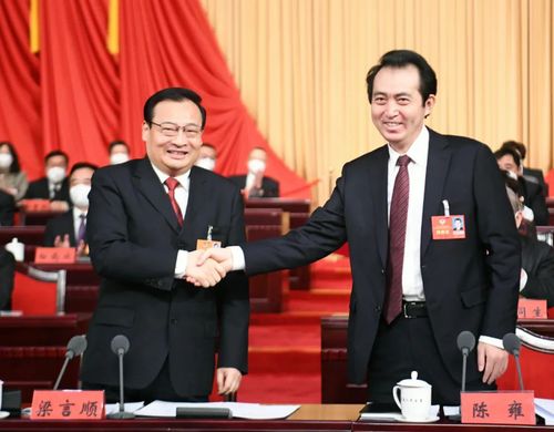 图为在自治区政协十二届一次会议闭幕会上，自治区党委书记梁言顺与新当选的十二届自治区政协主席陈雍握手，表示祝贺。