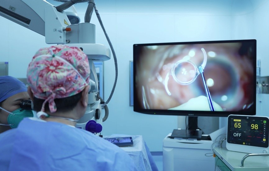 全国首台强生眼力健TECNIS® Toric II植入手术成功开展
