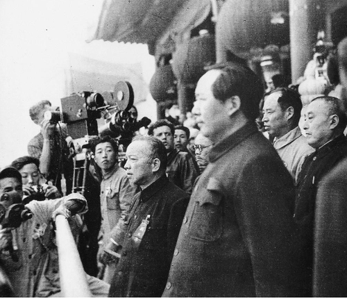 1949年10月1日，毛泽东（右一）与李济深（右二）等在天安门城楼上出席开国大典。