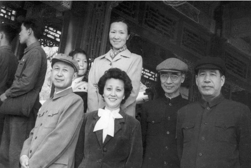 钱学森夫妇（前排）、郭永怀夫妇（后排）和汪德昭（后排右一）一起游览颐和园（1960年）。