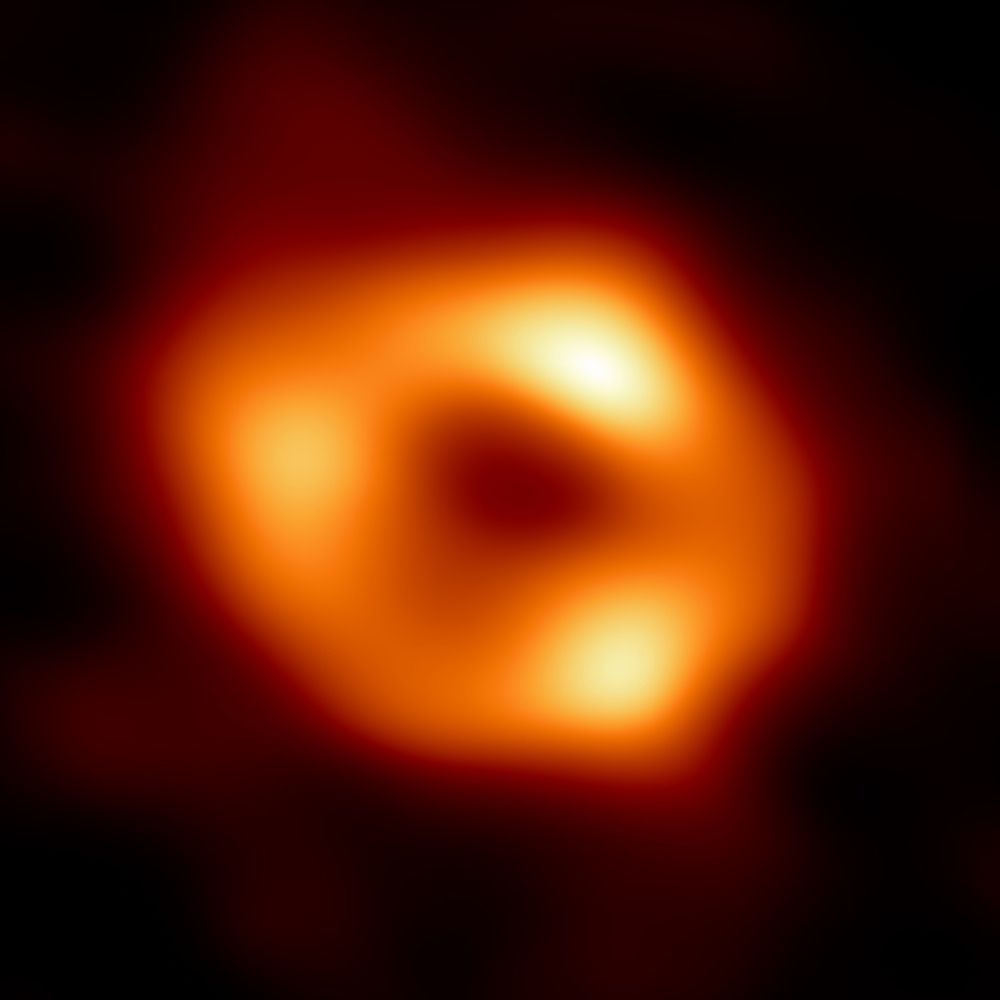 科学家发现超大黑洞 300亿倍太阳质量