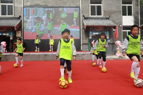芒果体育北京市海淀区民族小学举办2023年春季田径运动会(图2)